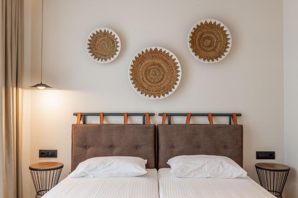Postel nebo postele na pokoji v ubytování Kamara Rooms
