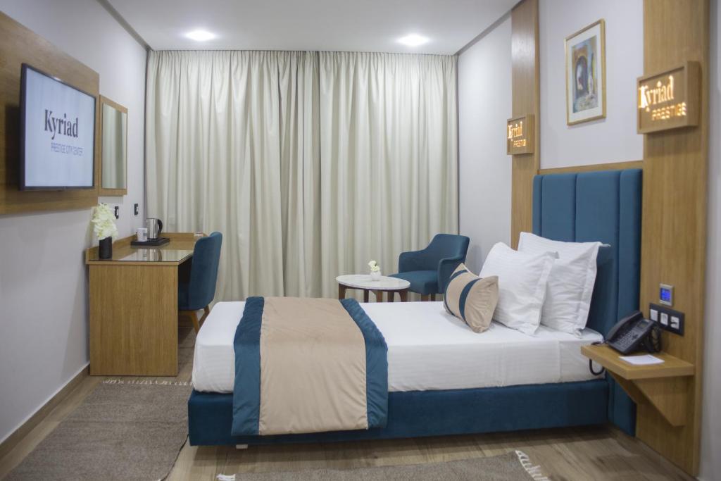 Postel nebo postele na pokoji v ubytování Kyriad Prestige City Center Tunis