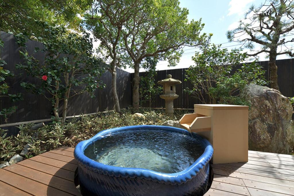 a large tub of water sitting on a wooden deck at Oni no Sumika in Izu