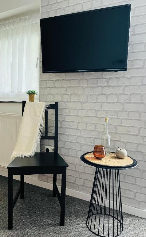 TV a/nebo společenská místnost v ubytování Jázmin vendégház és 2 fős stúdió apartman