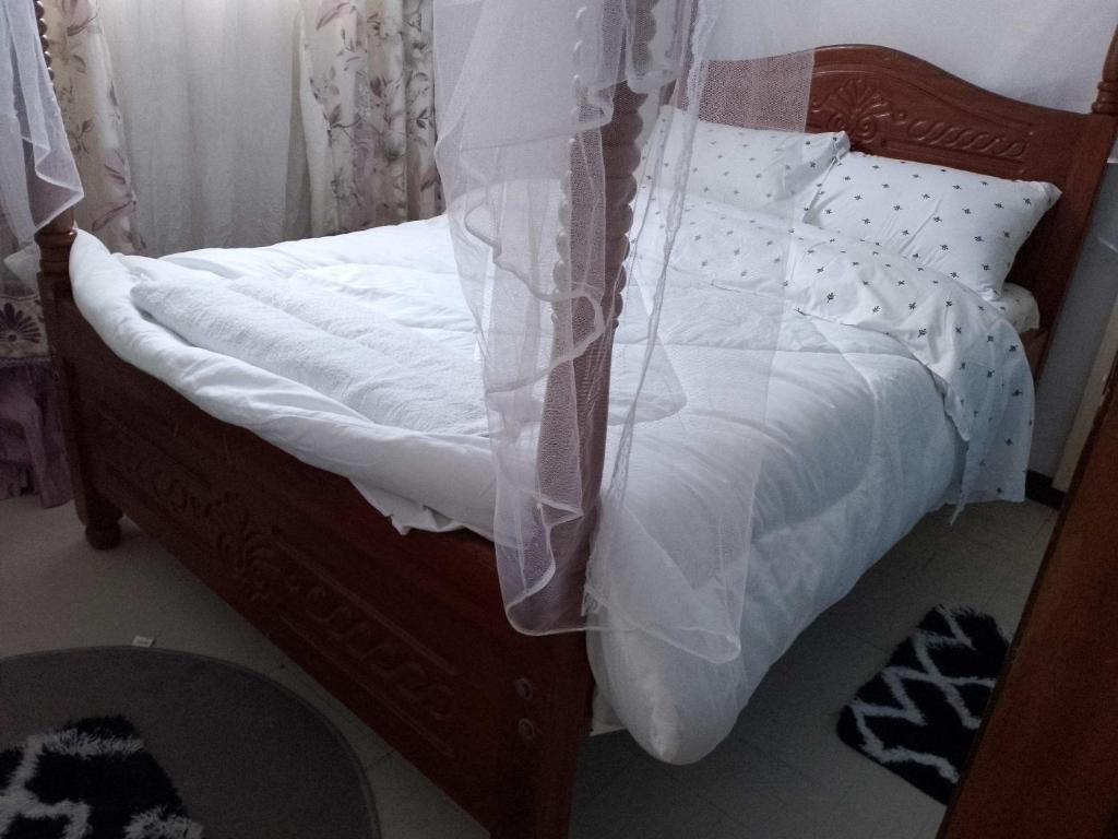Postel nebo postele na pokoji v ubytování Nairobi Transit Lounge