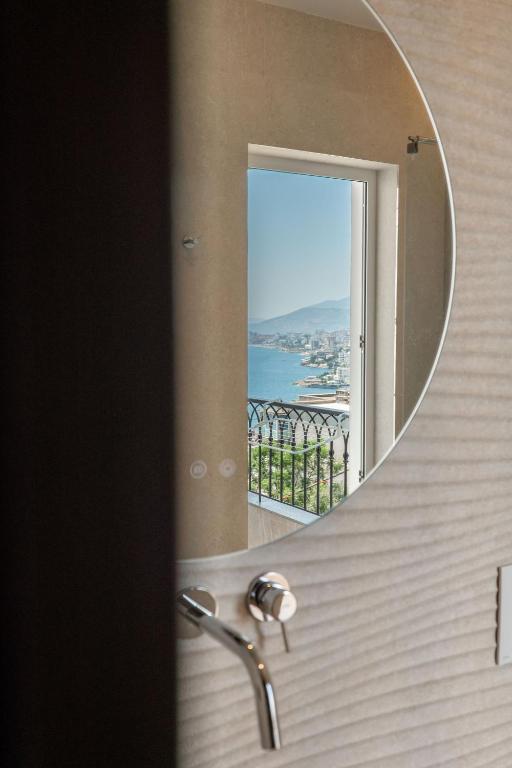 Nespecifikovaný výhled na hory nebo výhled na hory při pohledu z hotelu