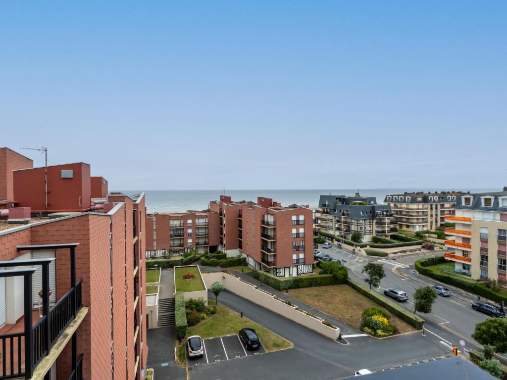 - une vue aérienne sur une ville avec des bâtiments et l'océan dans l'établissement Apartment Cabourg 2000-7 by Interhome, à Cabourg