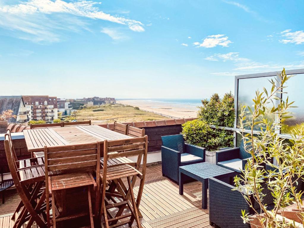 un balcon avec une table et des chaises et une vue sur l'océan dans l'établissement Apartment Horizon Marin-8 by Interhome, à Cabourg