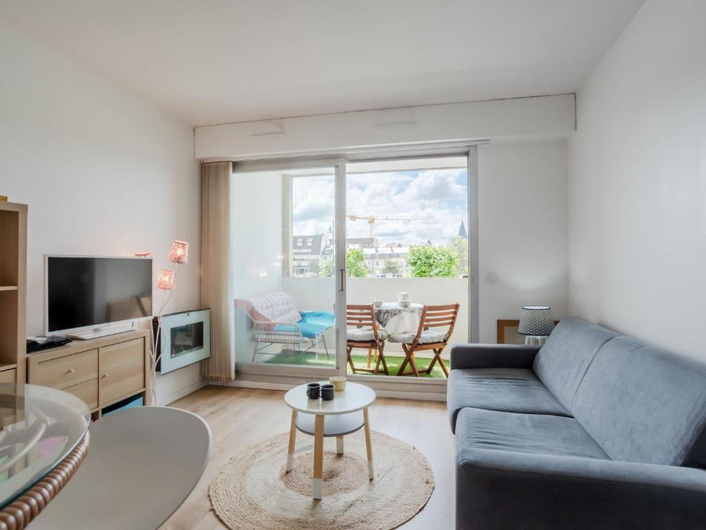 un salon avec un canapé et une télévision dans l'établissement Studio Port Trouville by Interhome, à Trouville-sur-Mer
