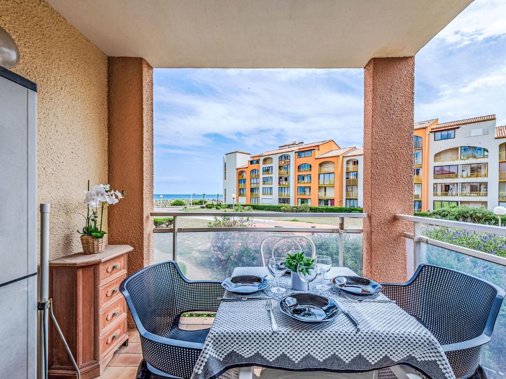 une table et des chaises sur un balcon avec vue dans l'établissement Apartment Cap de Mer-5 by Interhome, au Barcarès