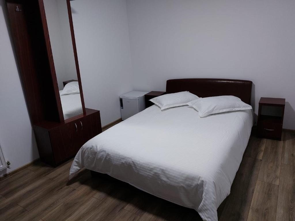 Ένα ή περισσότερα κρεβάτια σε δωμάτιο στο Hotel Roua Muntilor