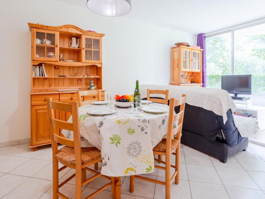 une salle à manger avec une table et des chaises dans l'établissement Apartment Plein Sud-17 by Interhome, à Cabourg