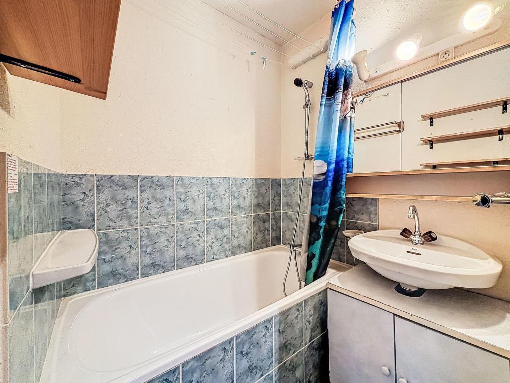 Koupelna v ubytování Apartment Vanoise B 752 by Interhome