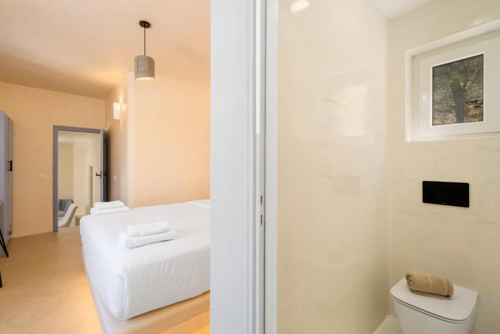 Postel nebo postele na pokoji v ubytování Eolithos Exclusive Suites
