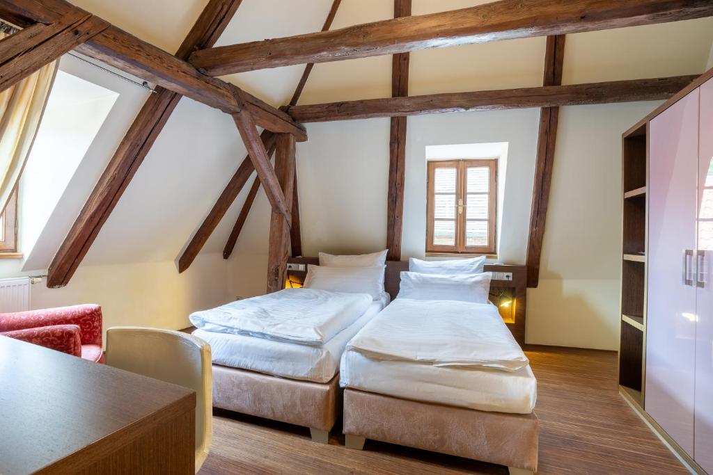 Postel nebo postele na pokoji v ubytování Hotel Krčínův Dům