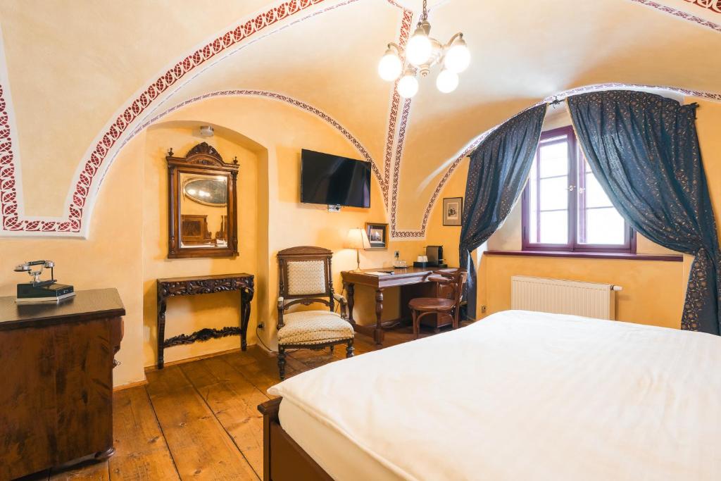 Postel nebo postele na pokoji v ubytování Hotel Krčínův Dům
