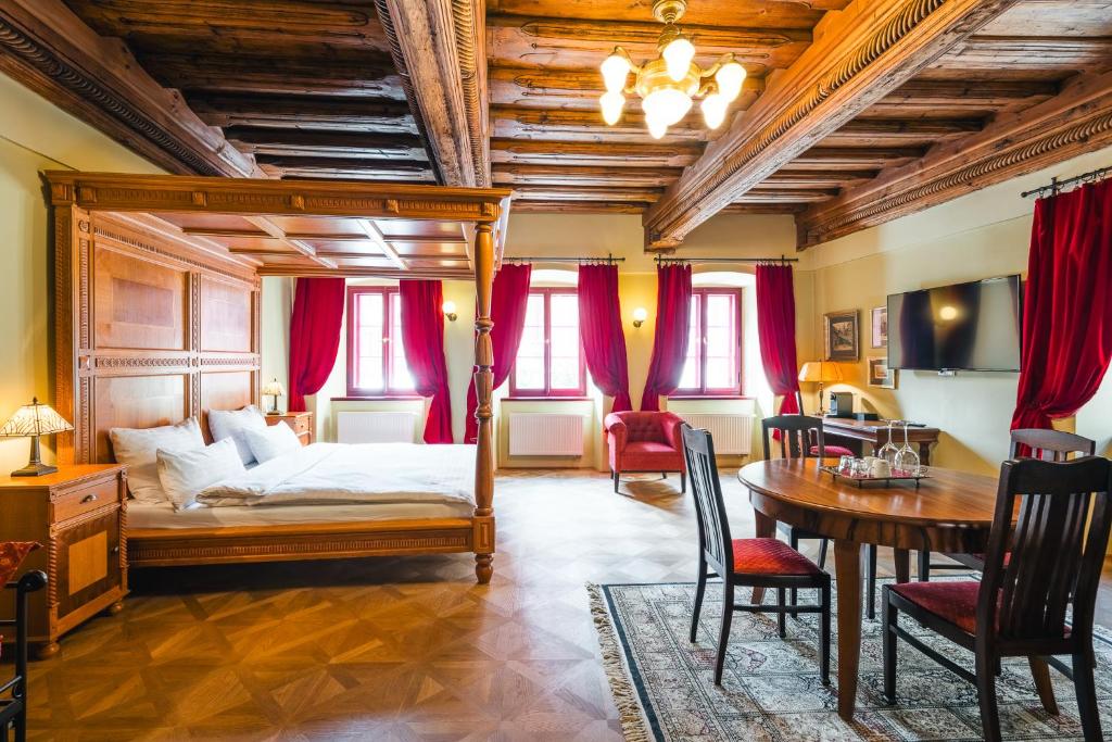Postel nebo postele na pokoji v ubytování Hotel Krčínův Dům
