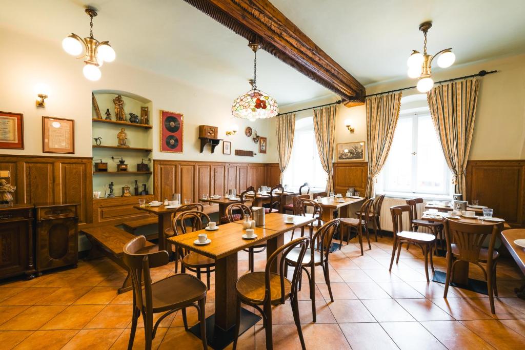 Restoran või mõni muu söögikoht majutusasutuses Hotel Leonardo