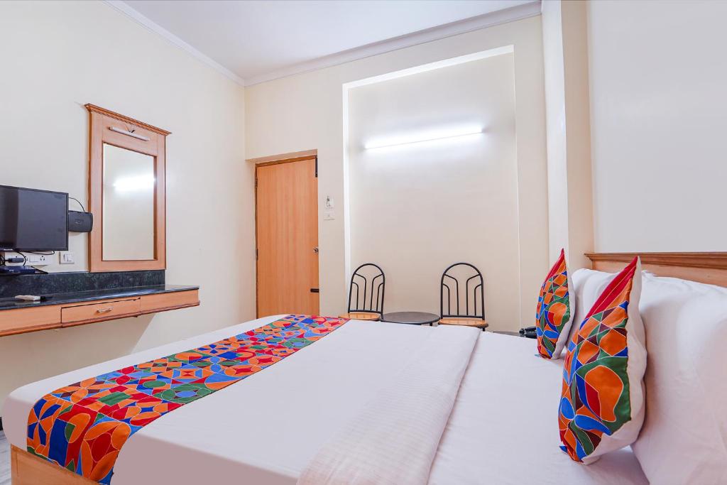 Postel nebo postele na pokoji v ubytování FabHotel ESS Paradise - Nr Bus stand