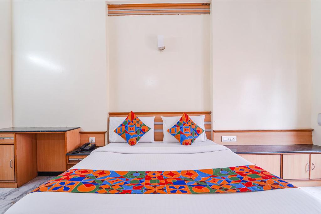 Postel nebo postele na pokoji v ubytování FabHotel ESS Paradise - Nr Bus stand