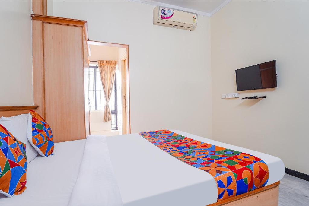 Postel nebo postele na pokoji v ubytování FabHotel ESS Paradise - Nr Bus stand