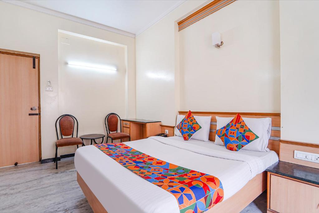 Postel nebo postele na pokoji v ubytování FabHotel ESS Paradise - Nr Bus stand