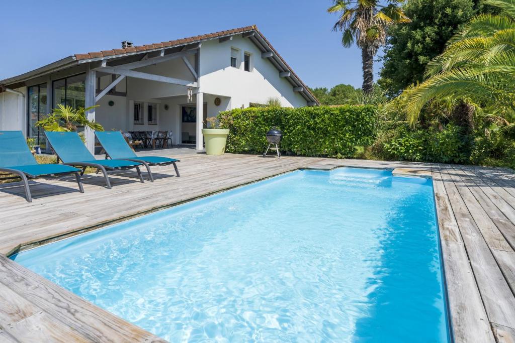 Piscina de la sau aproape de Jolie Maison Landaise Avec Piscine