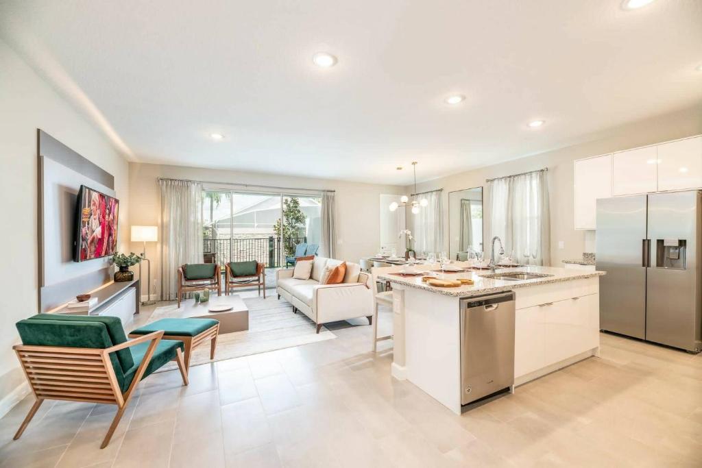 cocina grande y sala de estar con sofá en 7988 Magical 5BD Home Perfect Disney Retreat, en Kissimmee