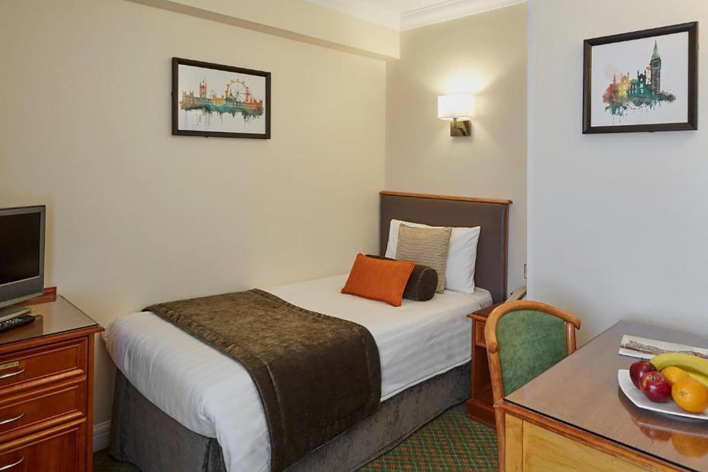 Ein Bett oder Betten in einem Zimmer der Unterkunft Lancaster Gate Hotel