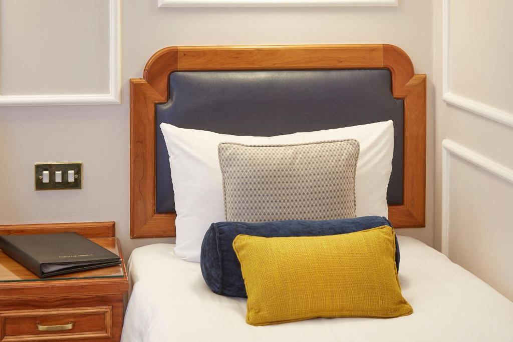 Ein Bett oder Betten in einem Zimmer der Unterkunft Lancaster Gate Hotel