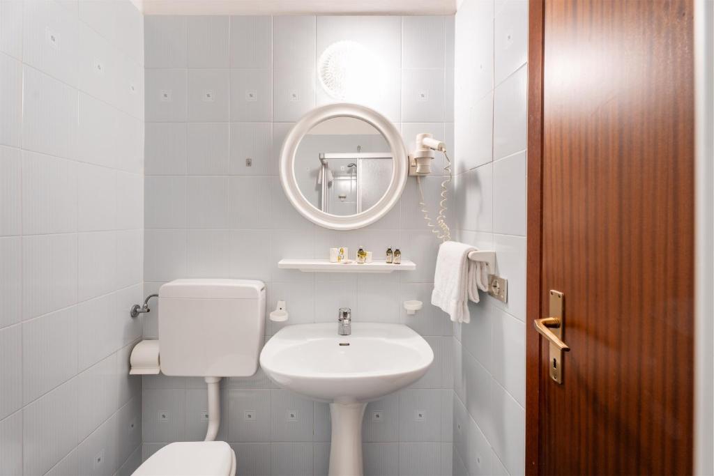 Un baño de Lake Hotel Ifigenia