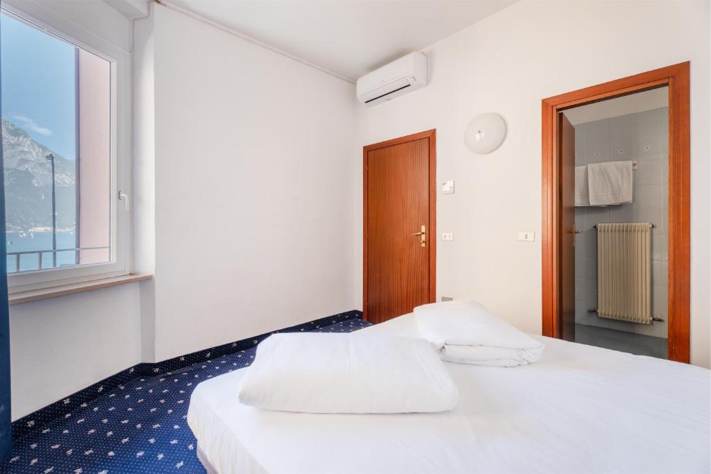 Una cama o camas en una habitación de Lake Hotel Ifigenia