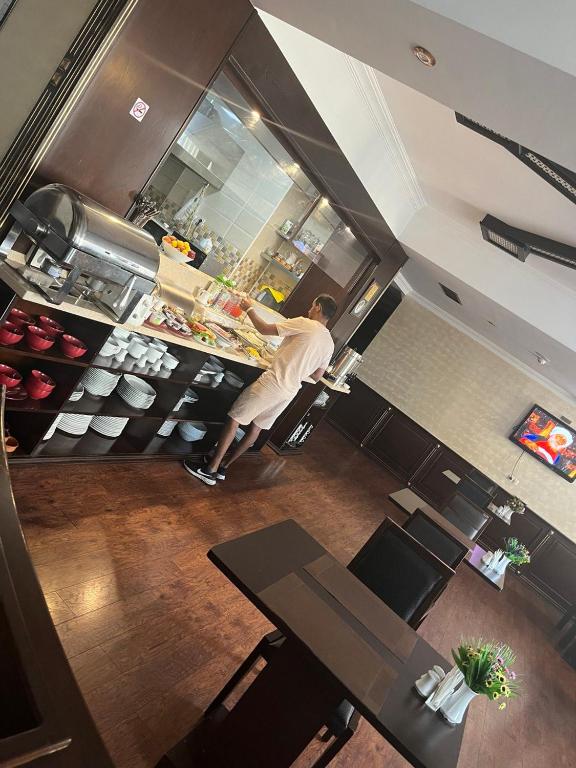Kuchyň nebo kuchyňský kout v ubytování Smith Hotel