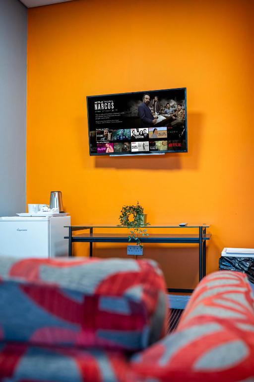 TV a/nebo společenská místnost v ubytování Bessemer Rooms