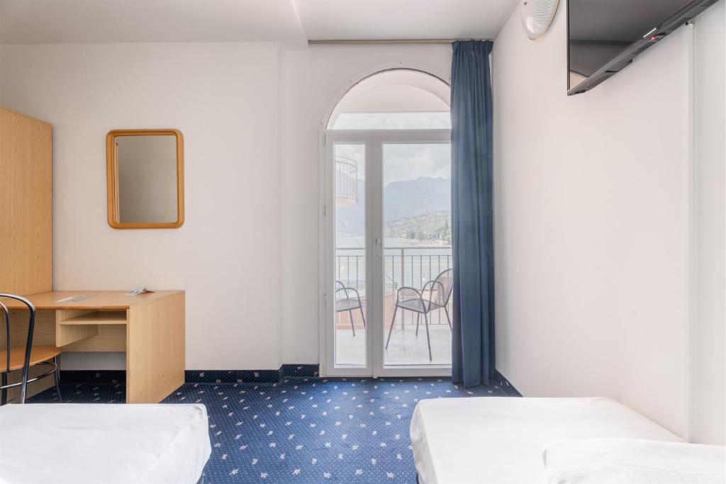 Una cama o camas en una habitación de Lake Hotel Ifigenia