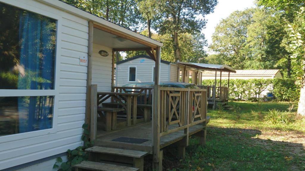 une cabine avec une terrasse couverte et une terrasse dans l'établissement 45mn de Paris-Mobilhome pour familles et travail-B57, à Saint-Chéron