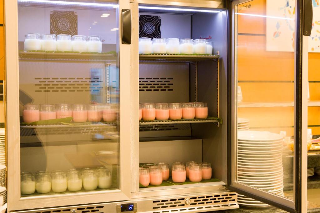 a refrigerator filled with lots of glasses and plates at Aparthotel Albufera in Alfafar