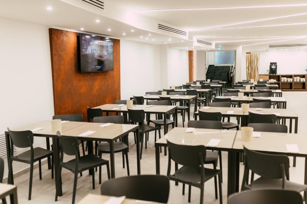 TV a/nebo společenská místnost v ubytování Hotel President