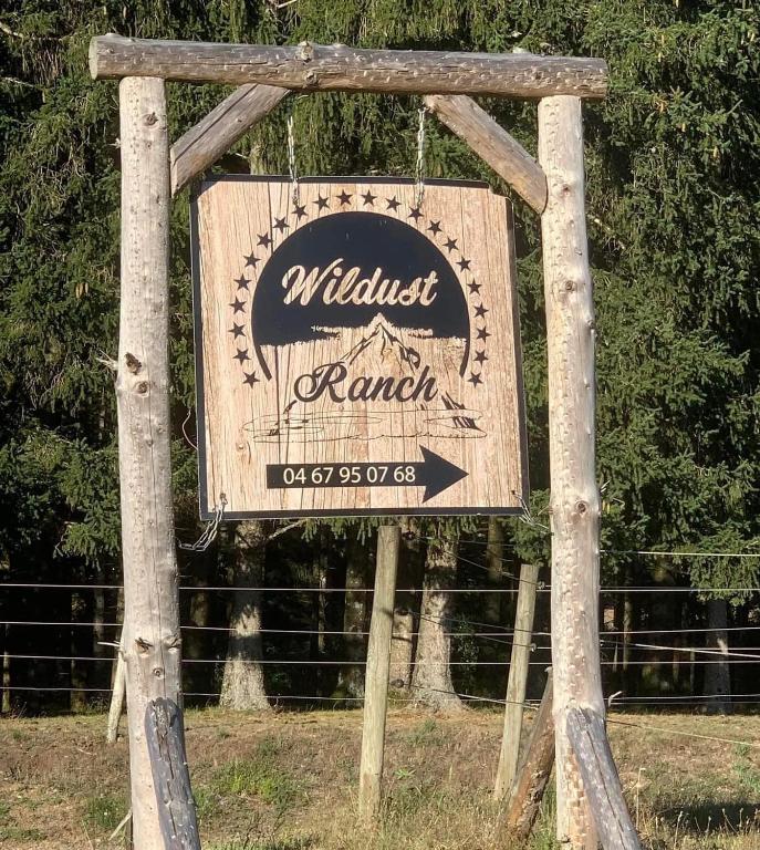 un panneau pour un éleveur de milles assis dans un champ dans l'établissement Wildust ranch, à Le Soulié