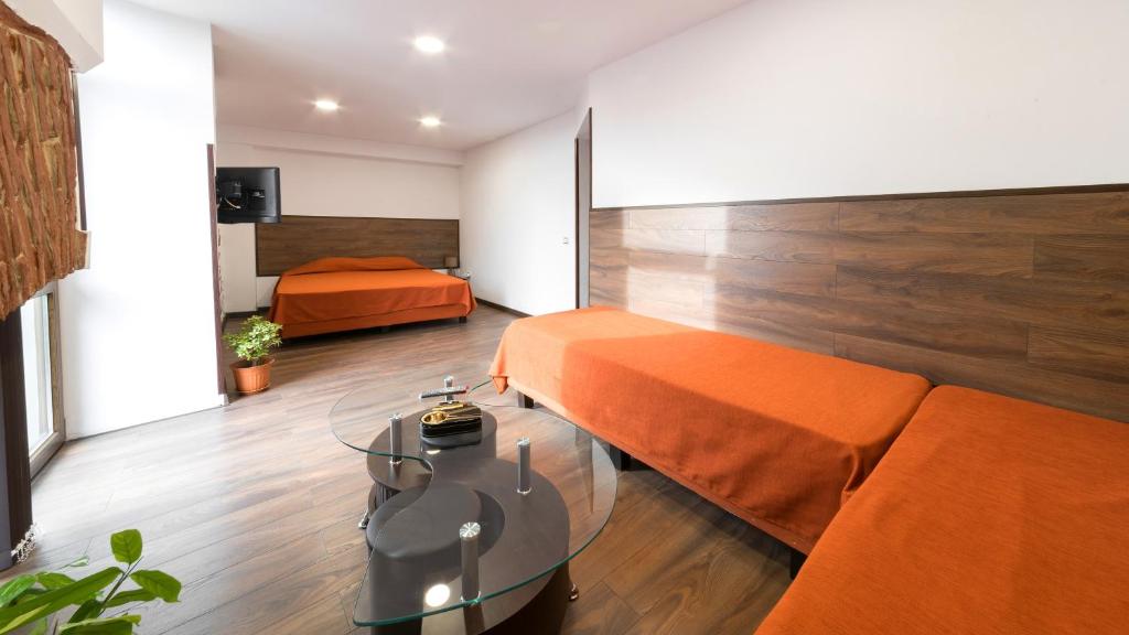 Un pat sau paturi într-o cameră la Hotel Stambolov