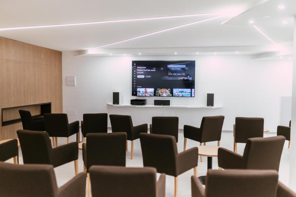 TV a/nebo společenská místnost v ubytování Hotel President