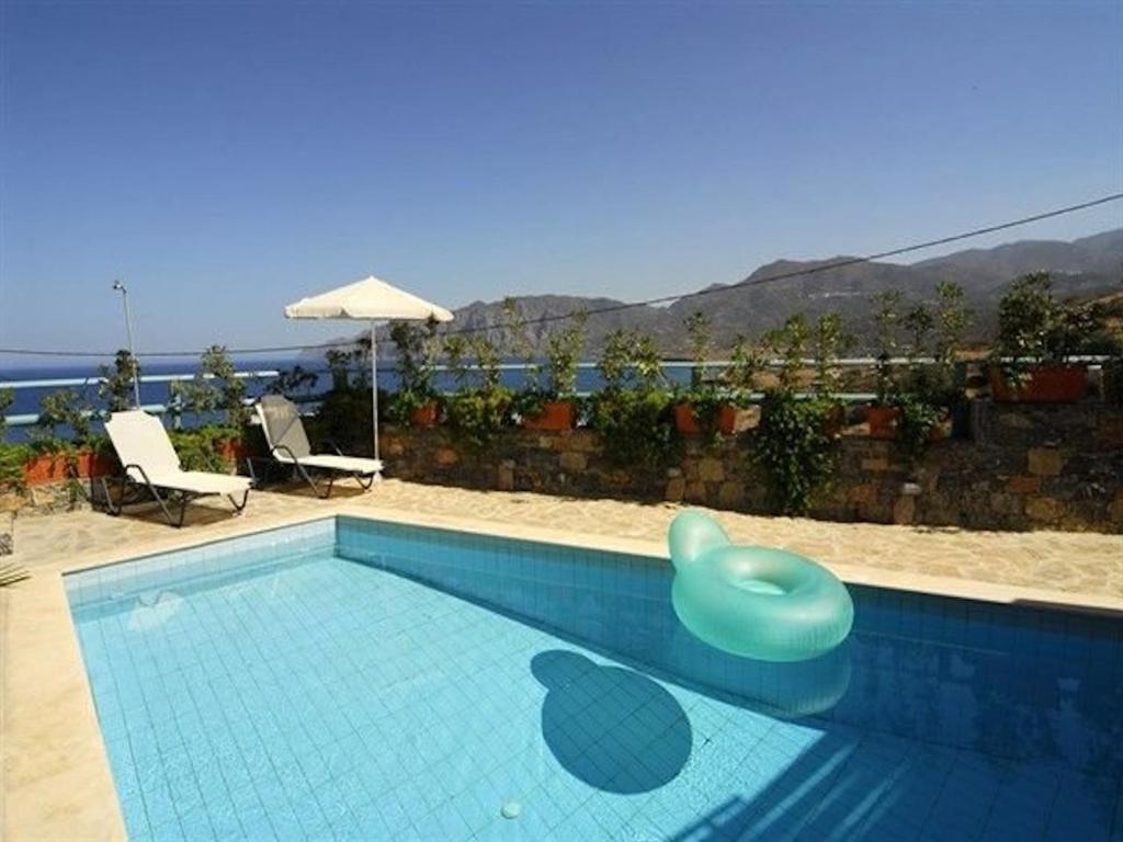 basen z niebieskim, plastikowym krzesłem w obiekcie Deluxe Crete Villa Villa Mousses 2 Bedroom Villa Private Pool Sea View Sitia w mieście Mochlos