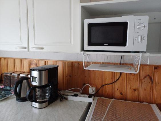 a microwave sitting on top of a kitchen counter at Casa villa Jämsänkoski in Jämsä
