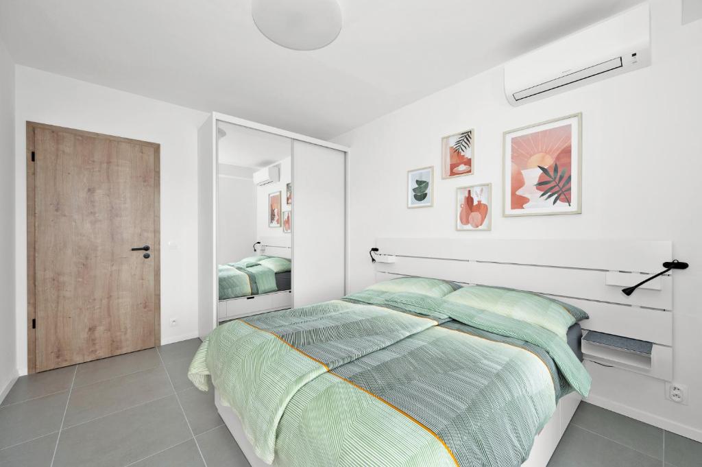 Fully equipped Apartments with Terraces, Free garage parking, Netflix & AC - by Apartmány Šlapanice cz - One-Bedroom Apartment With Balcony And City View