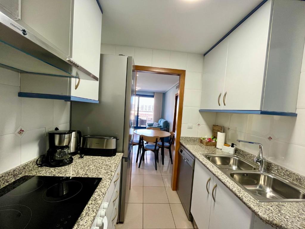 Kuchyň nebo kuchyňský kout v ubytování Blue Beach Apartment+Oceanview+Private Parking