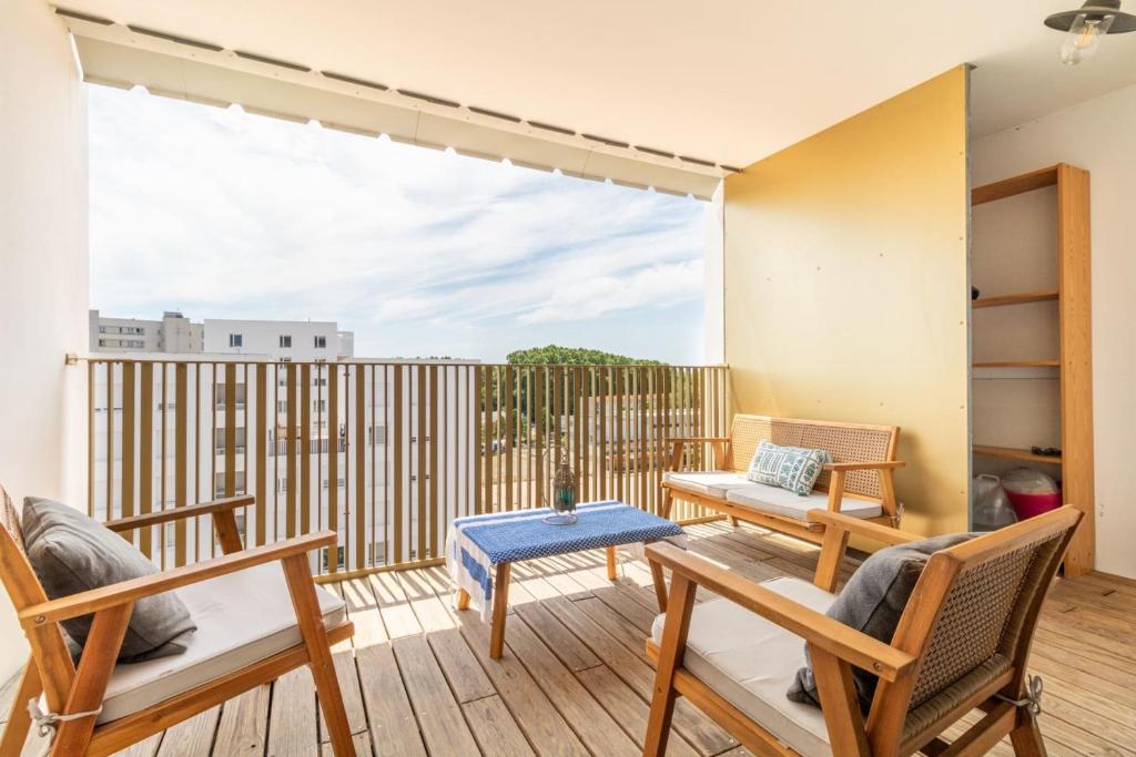 - un balcon avec 2 chaises et une table sur une terrasse dans l'établissement Nice T2 with a large furnished balcony in Toulouse, à Toulouse