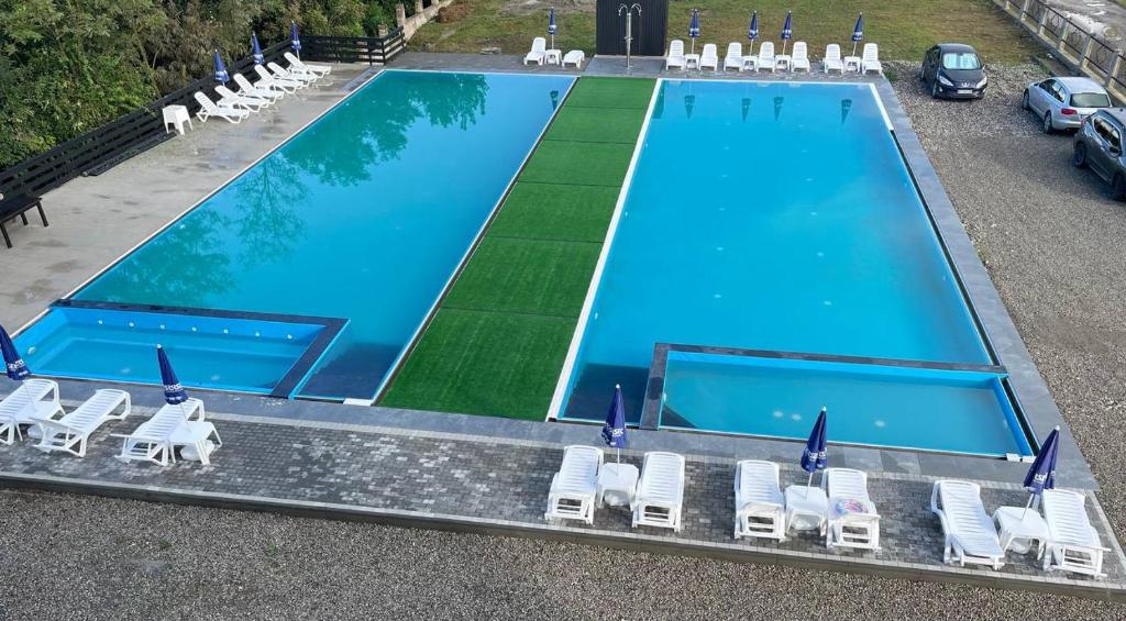 Bazén v ubytování Spa Hotel Alpin nebo v jeho okolí