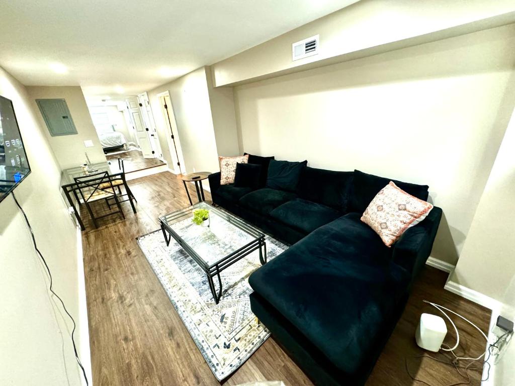 a living room with a black couch and a table at Apartment Free Parking Quiet in Philadelphia