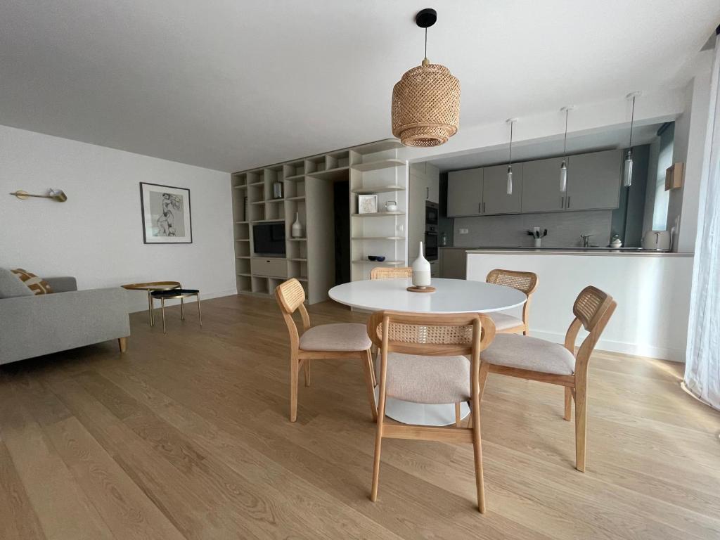 une salle à manger et un salon avec une table et des chaises dans l'établissement Dolce Vita - Calme et central - Trocadero, à Paris