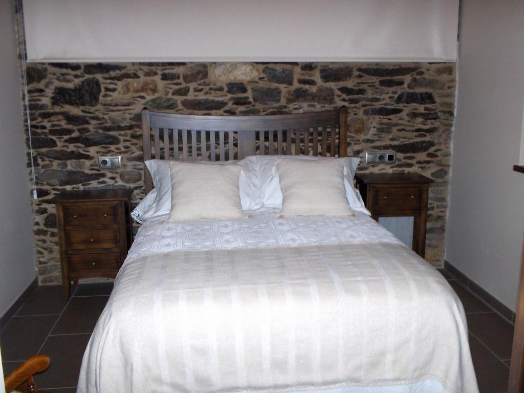 
A bed or beds in a room at Casa Rural Dona María
