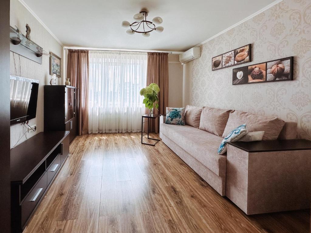 Una sala de estar con un sofá y un televisor. en Family apartment on Shevchenko street, en Vínnytsia