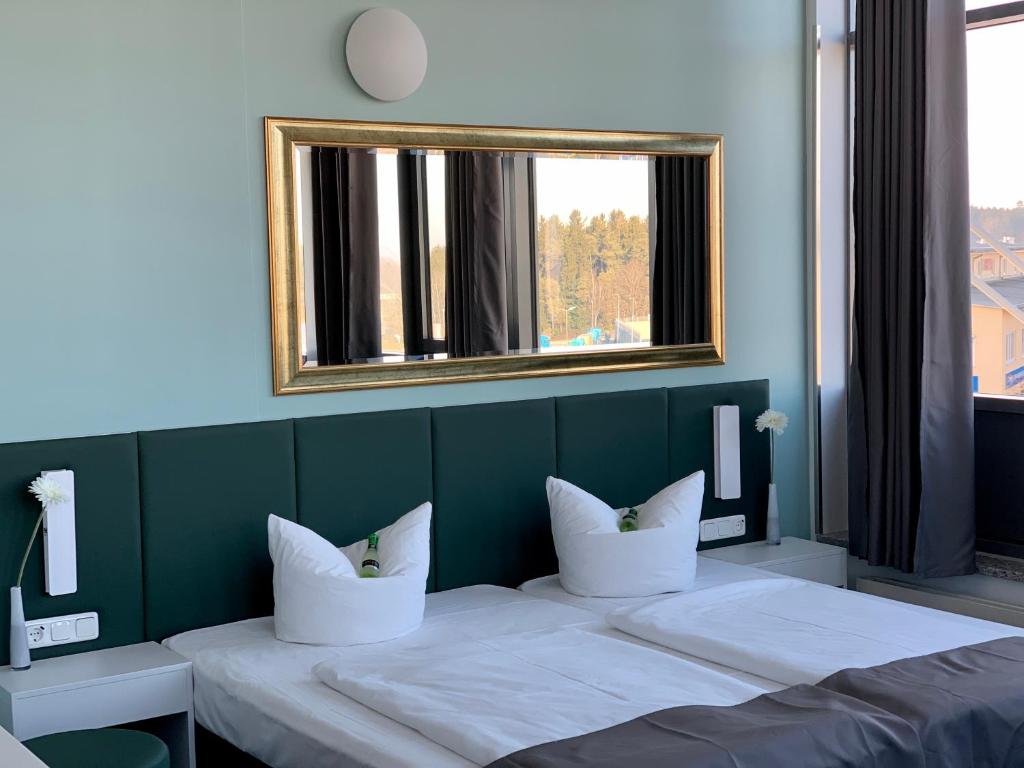 Postel nebo postele na pokoji v ubytování AUSZEIT DAS HOTEL Schweitenkirchen