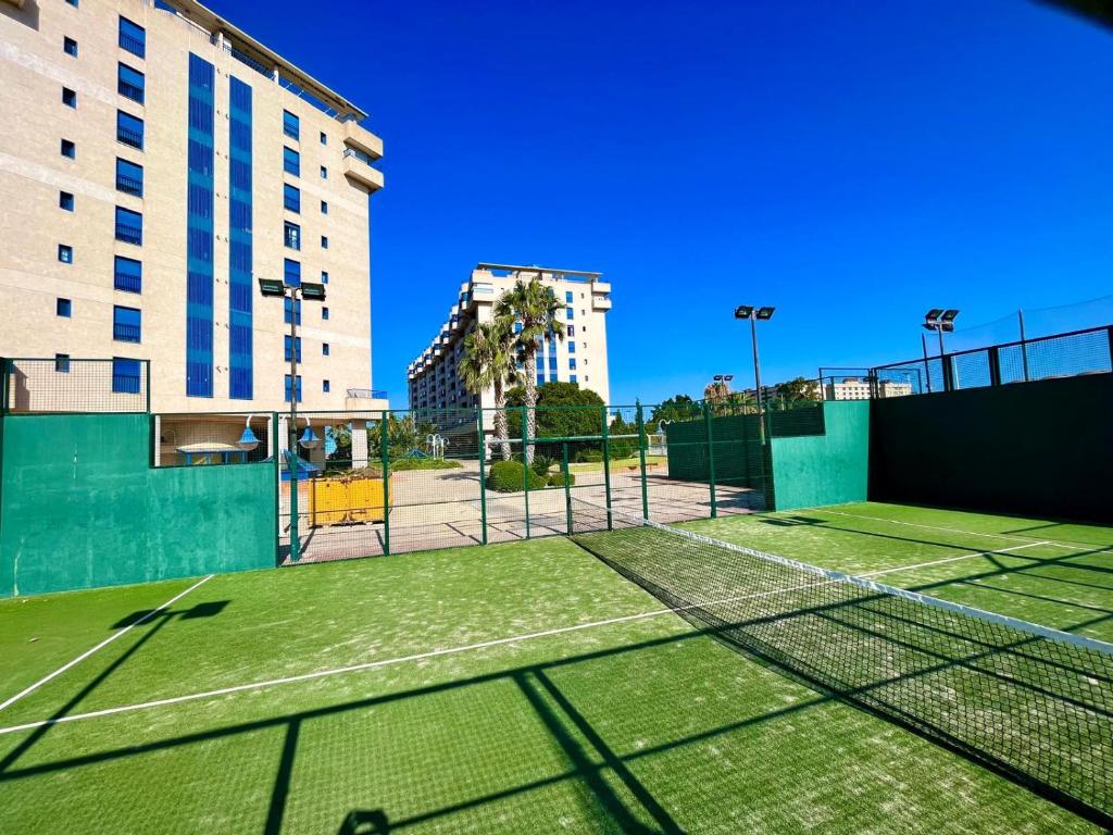 Tenis a/nebo squash v ubytování Blue Beach Apartment+Oceanview+Private Parking nebo okolí