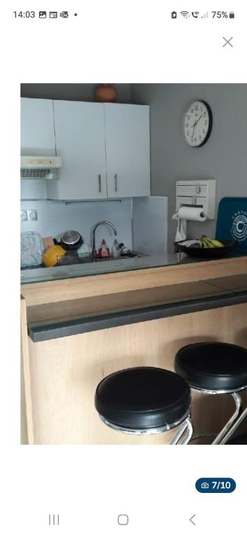 - une cuisine avec un comptoir et 2 plaques de cuisson dans l'établissement T2 Saint cyr sur mer proche de la plage, à Saint-Cyr-sur-Mer